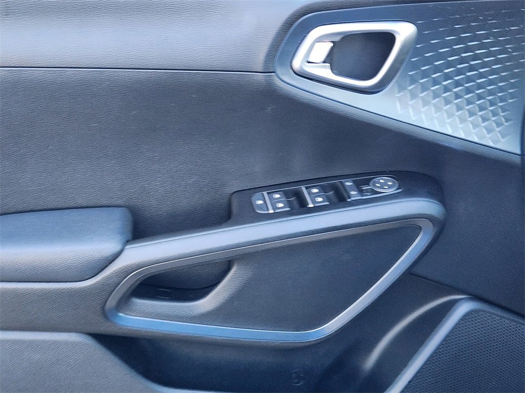 Used 2025 Kia Soul EX image 18
