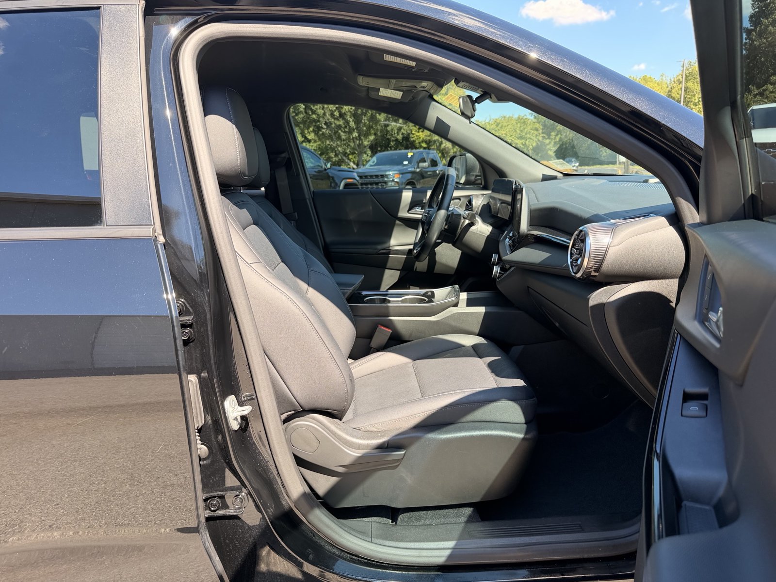 Used 2025 Chevrolet Equinox LT w/ Convenience Package II FWD image 32