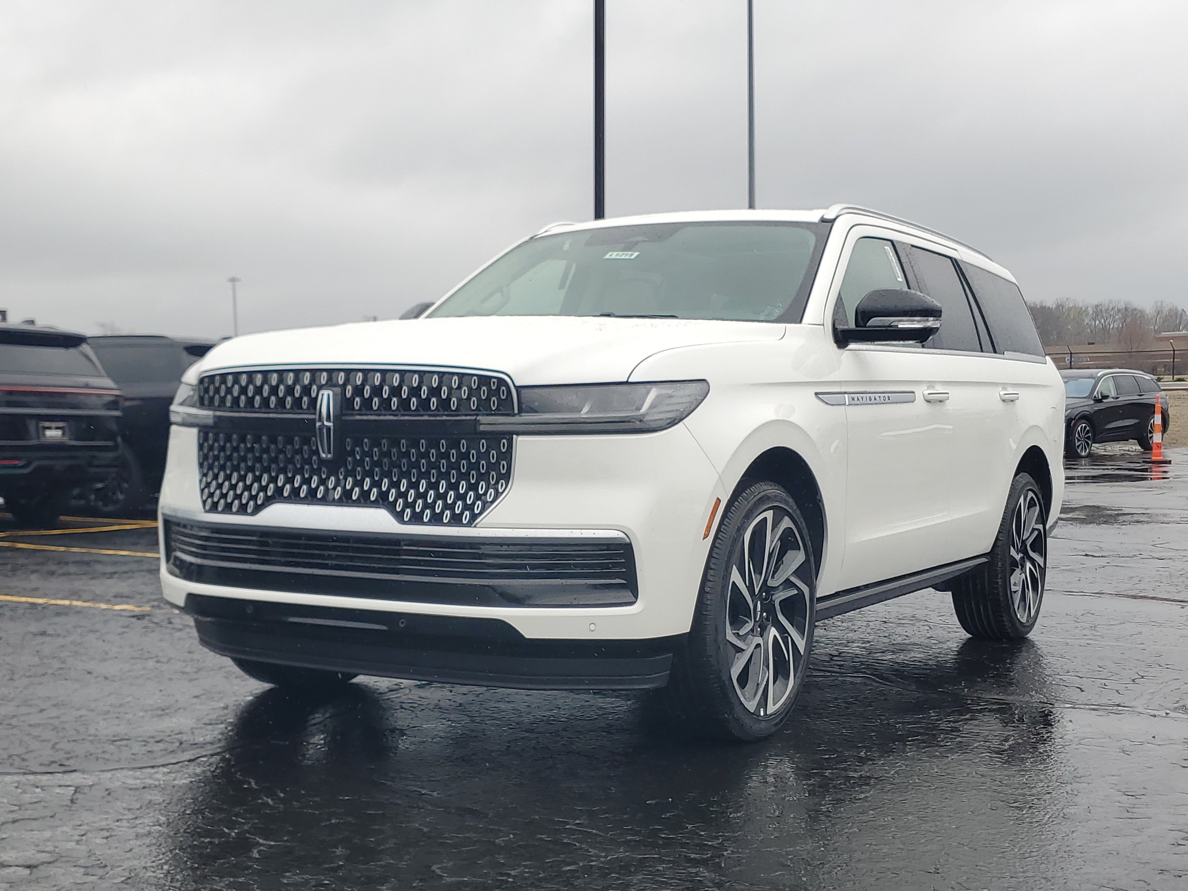 New 2026 Lincoln Navigator Reserve AWD/4WD image 2