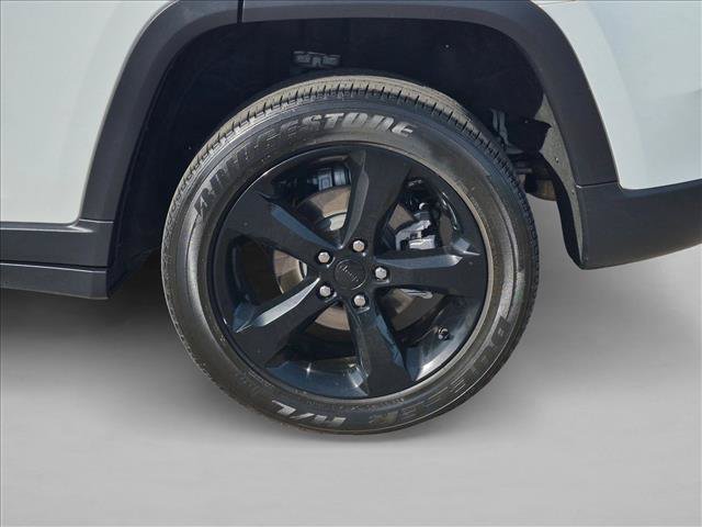 Used 2023 Jeep Grand Cherokee Altitude AWD/4WD image 9