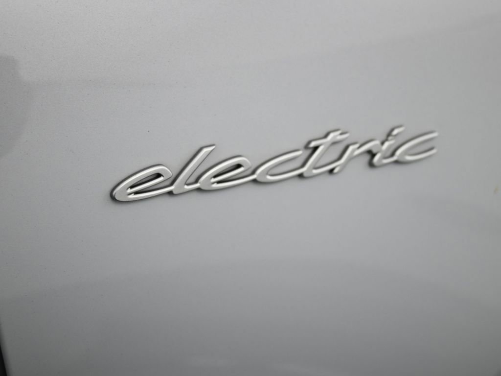 Certified 2024 Porsche Macan 4 Electric image 29