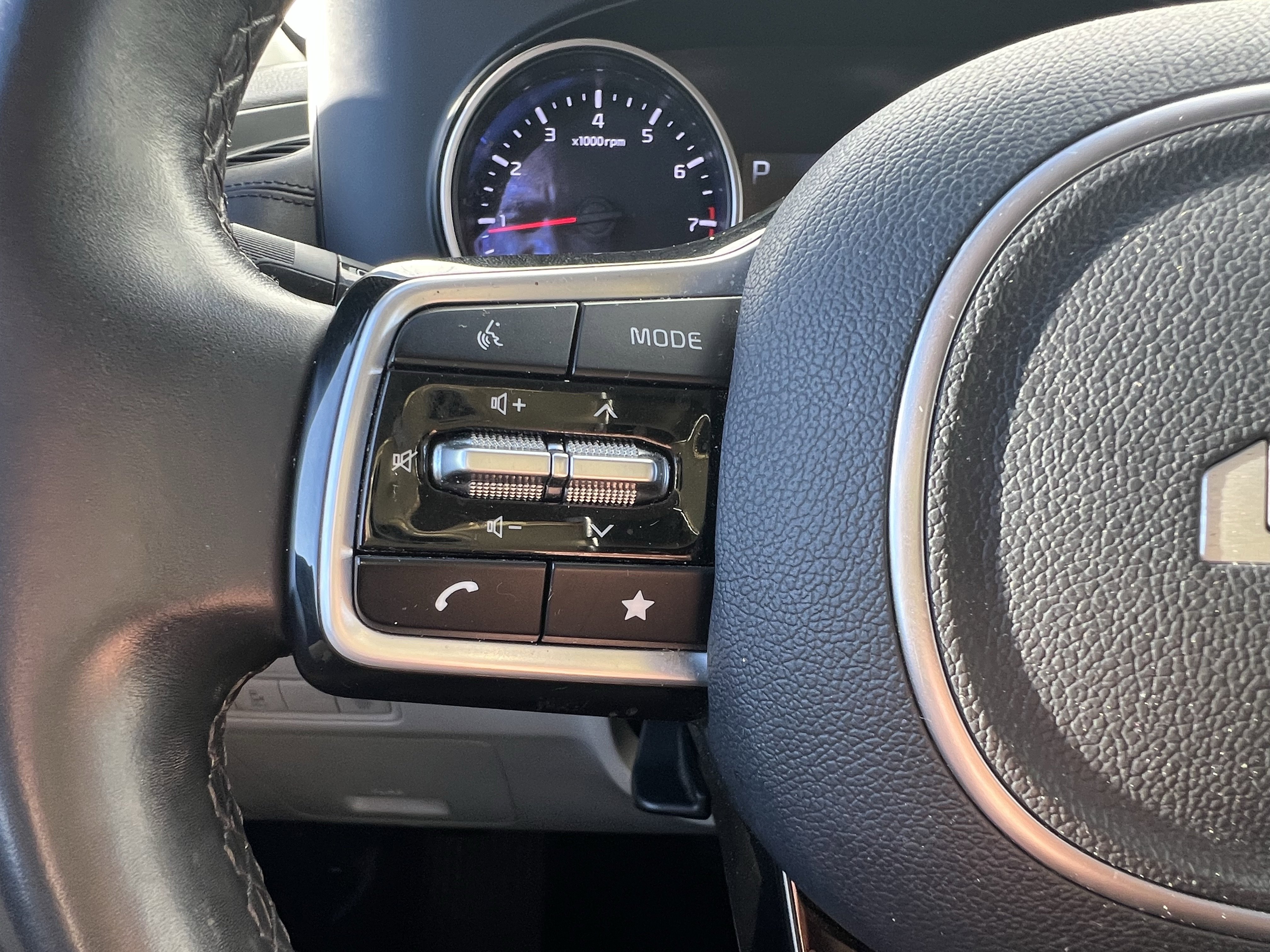 Used 2024 Kia Carnival LX image 22