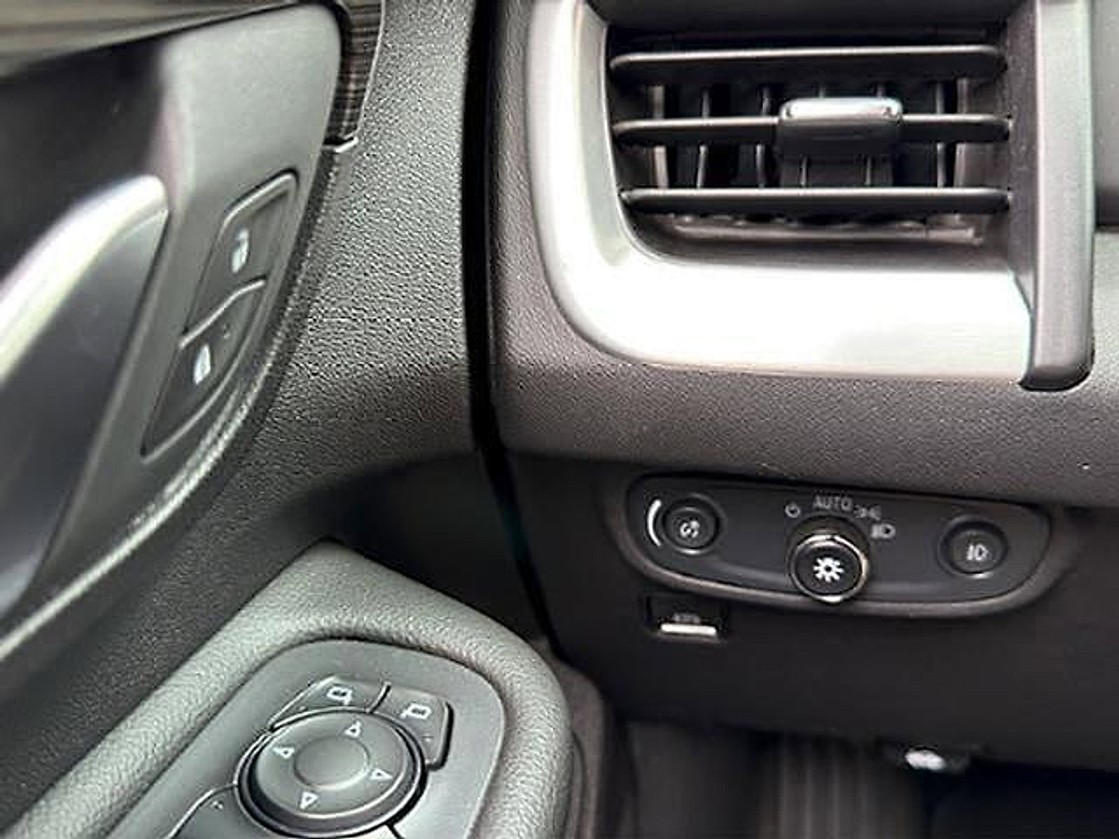 Used 2024 GMC Terrain SLT AWD/4WD image 15