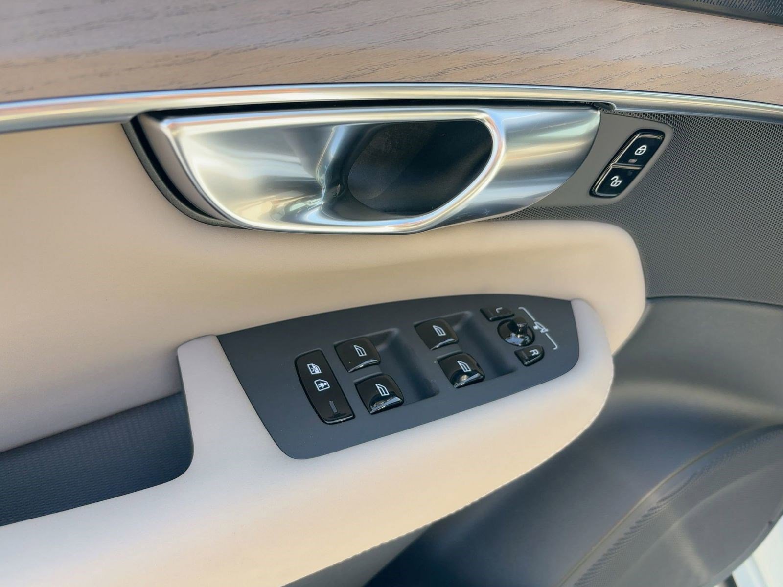 New 2026 Volvo XC90 T8 Plus w/ Protection Package Premier image 12