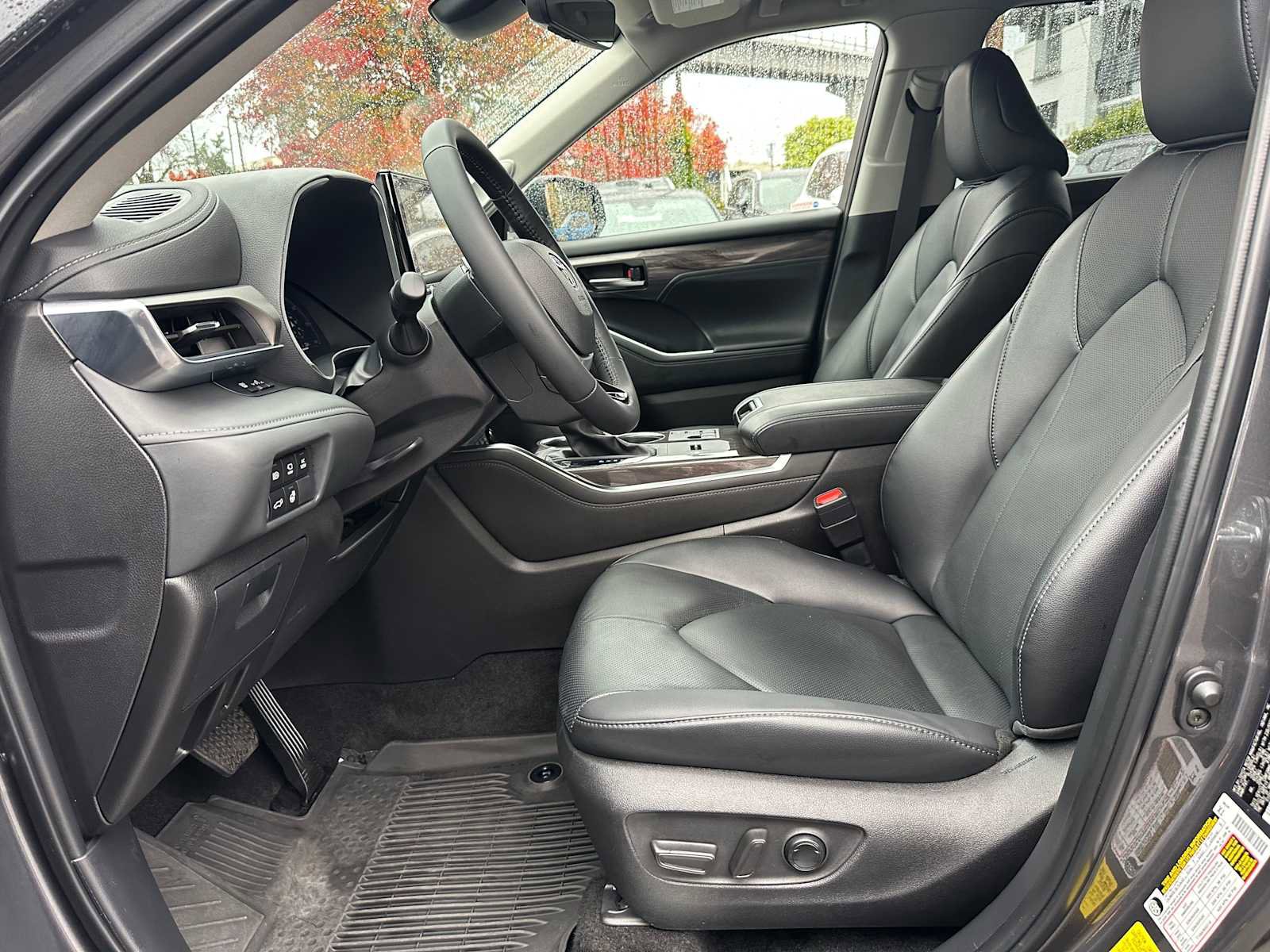 Used 2025 Toyota Highlander Limited image 20