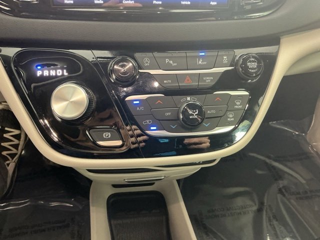 Used 2024 Chrysler Pacifica Touring-L image 30