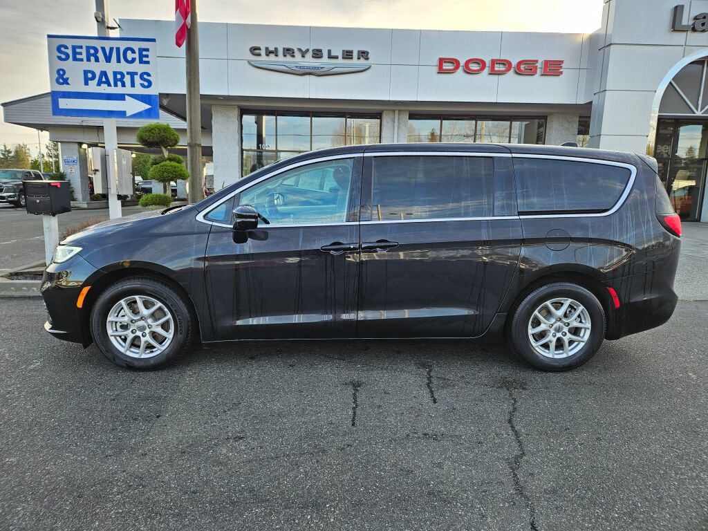 Used 2024 Chrysler Pacifica Touring-L image 2