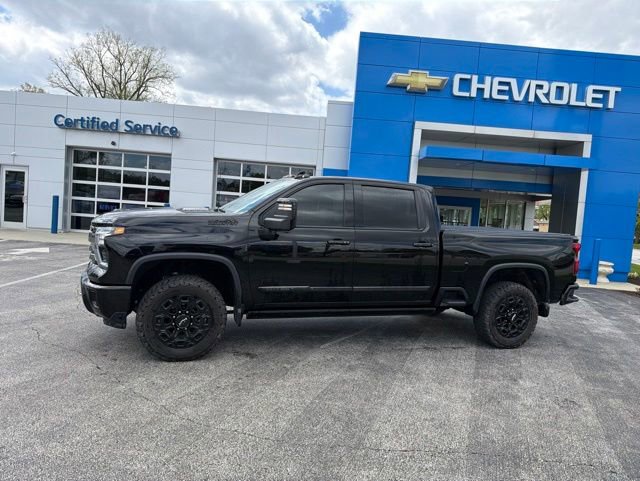 Used 2024 Chevrolet Silverado 2500 High Country w/ Midnight Edition AWD/4WD image 4