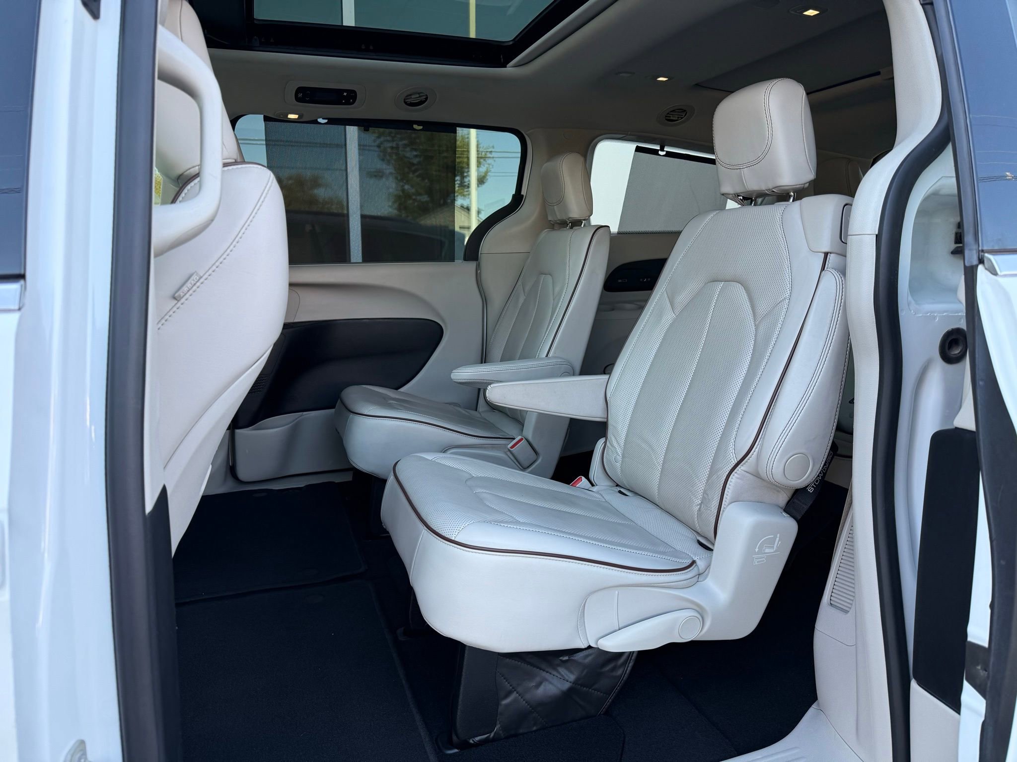 Used 2020 Chrysler Pacifica Limited image 30