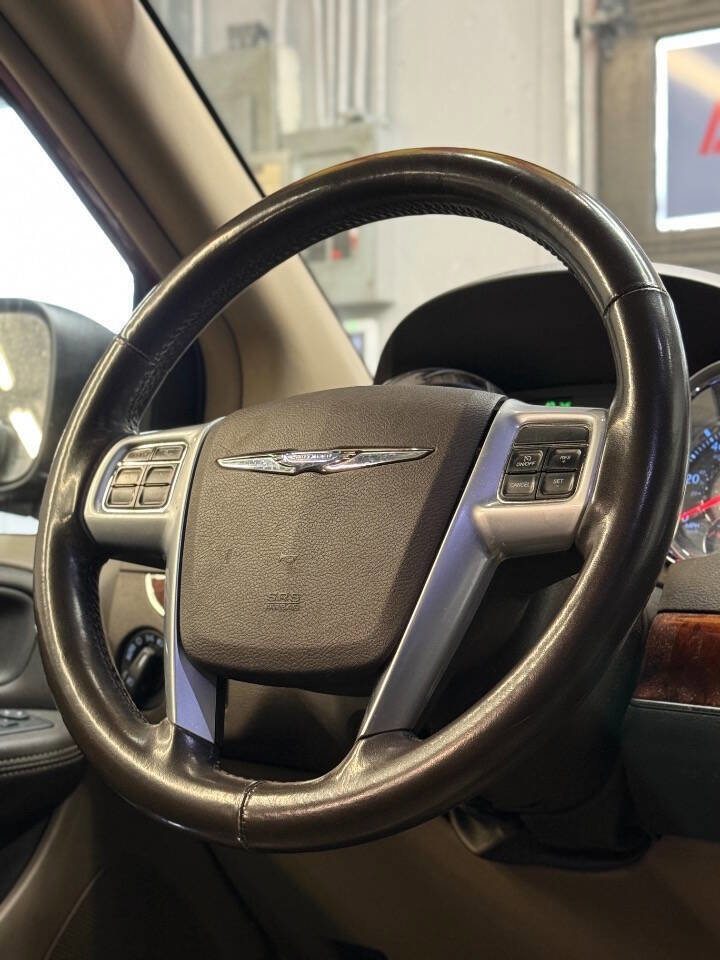 Used 2012 Chrysler Town & Country Touring-L w/ Entertainment Group #2 FWD image 17