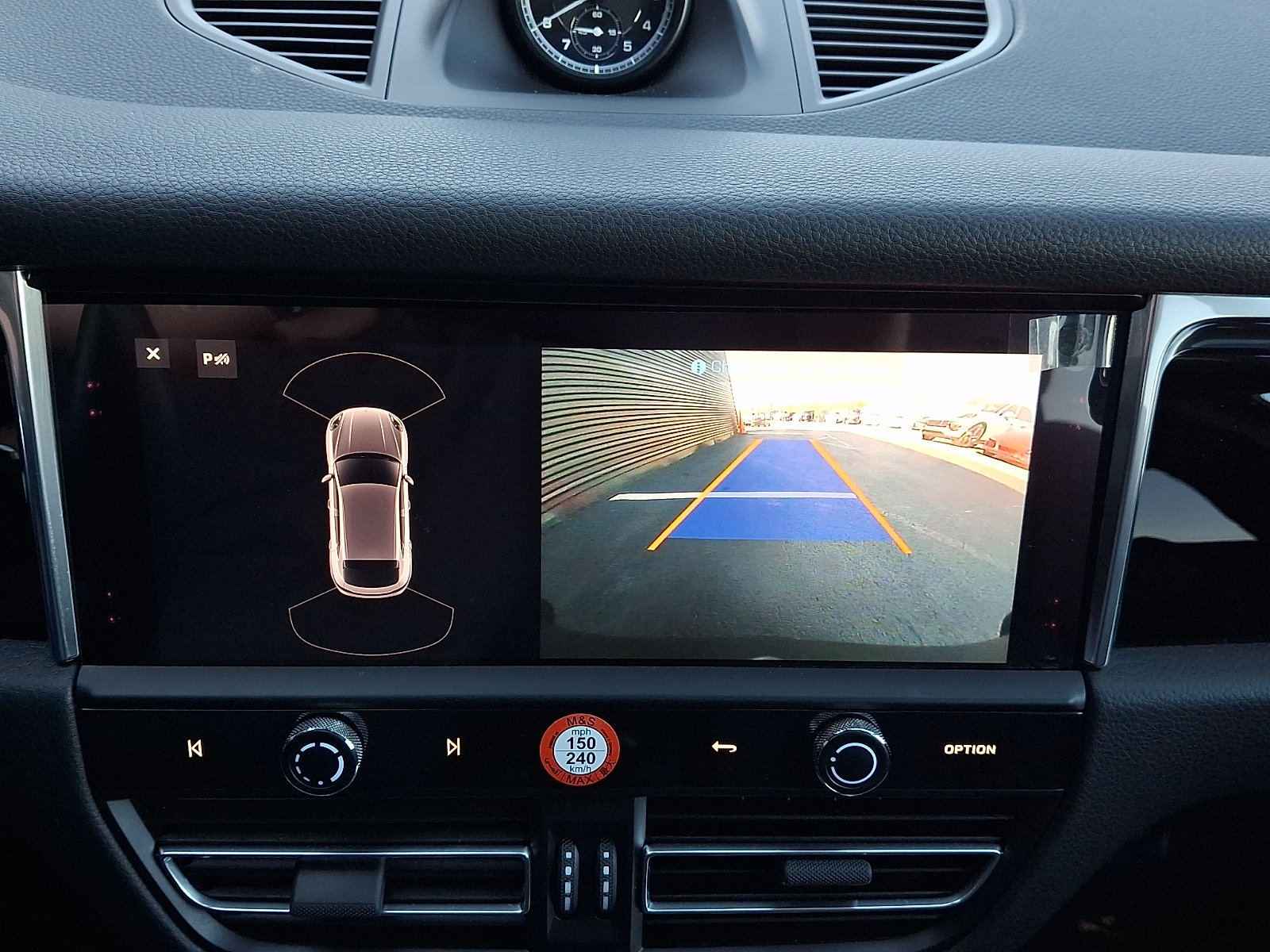 Certified 2025 Porsche Macan AWD/4WD image 22