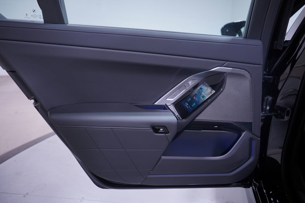 Used 2025 BMW 740i w/ Premium Package image 15