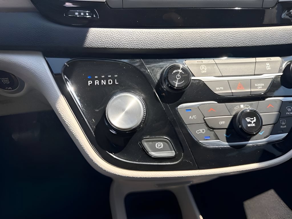 Used 2023 Chrysler Voyager LX FWD image 19