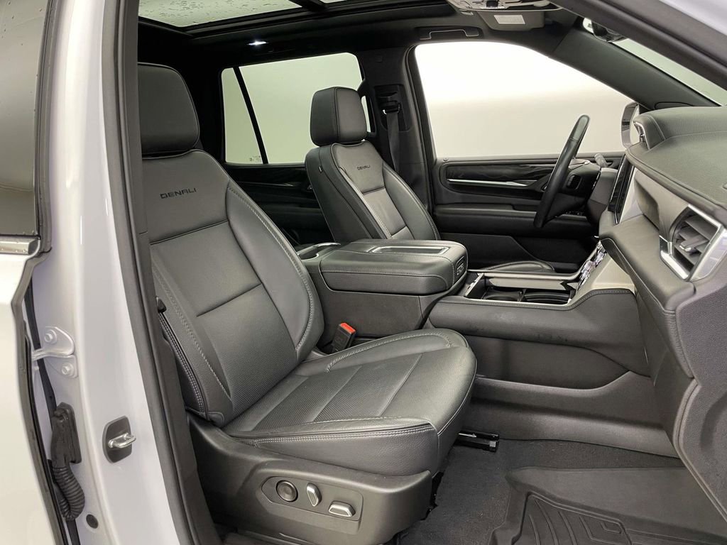 Used 2022 GMC Yukon Denali w/ Denali Premium Package image 24