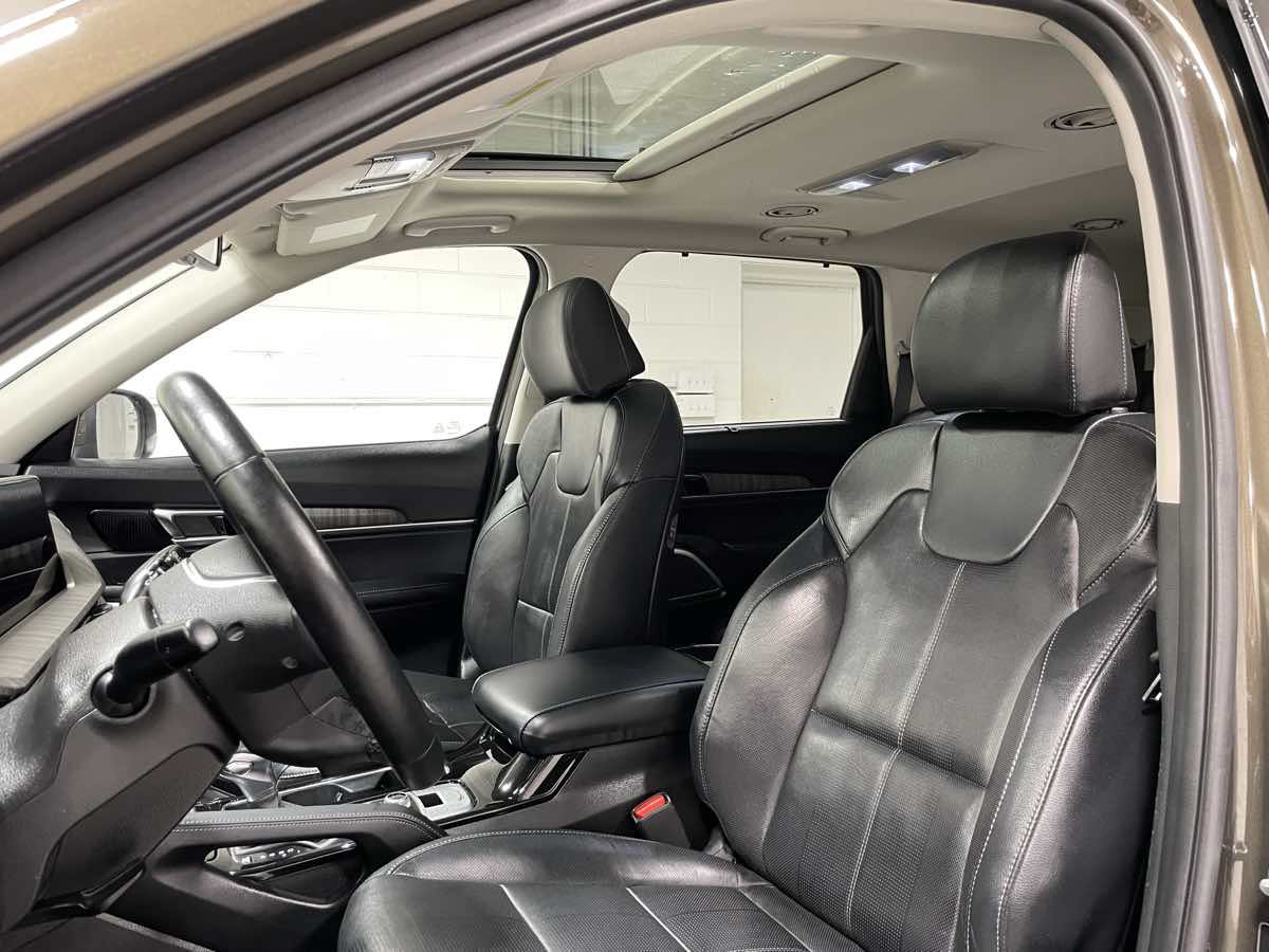 Used 2024 Kia Telluride EX w/ EX Captain's Chair Package AWD/4WD image 14