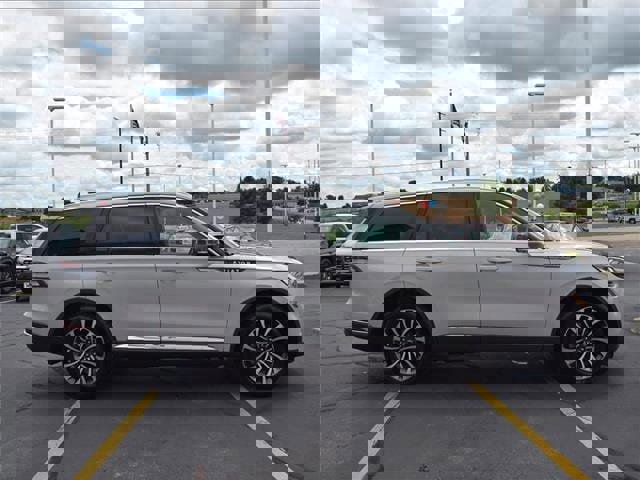 Used 2023 Lincoln Aviator Reserve image 4