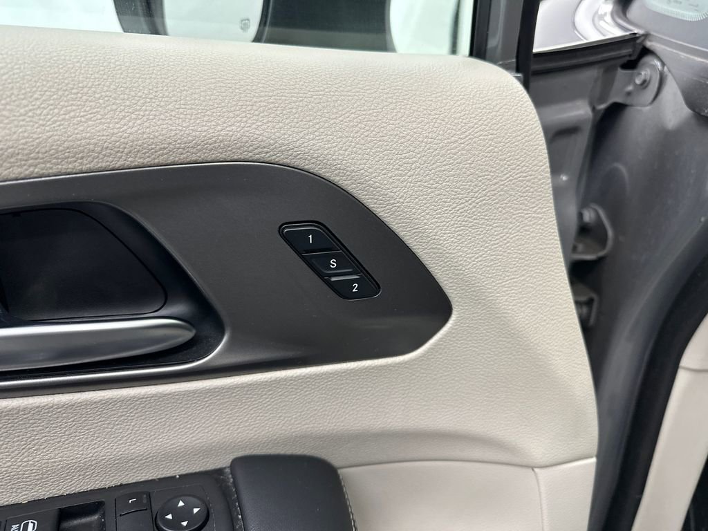 Used 2023 Chrysler Pacifica Touring-L FWD image 12