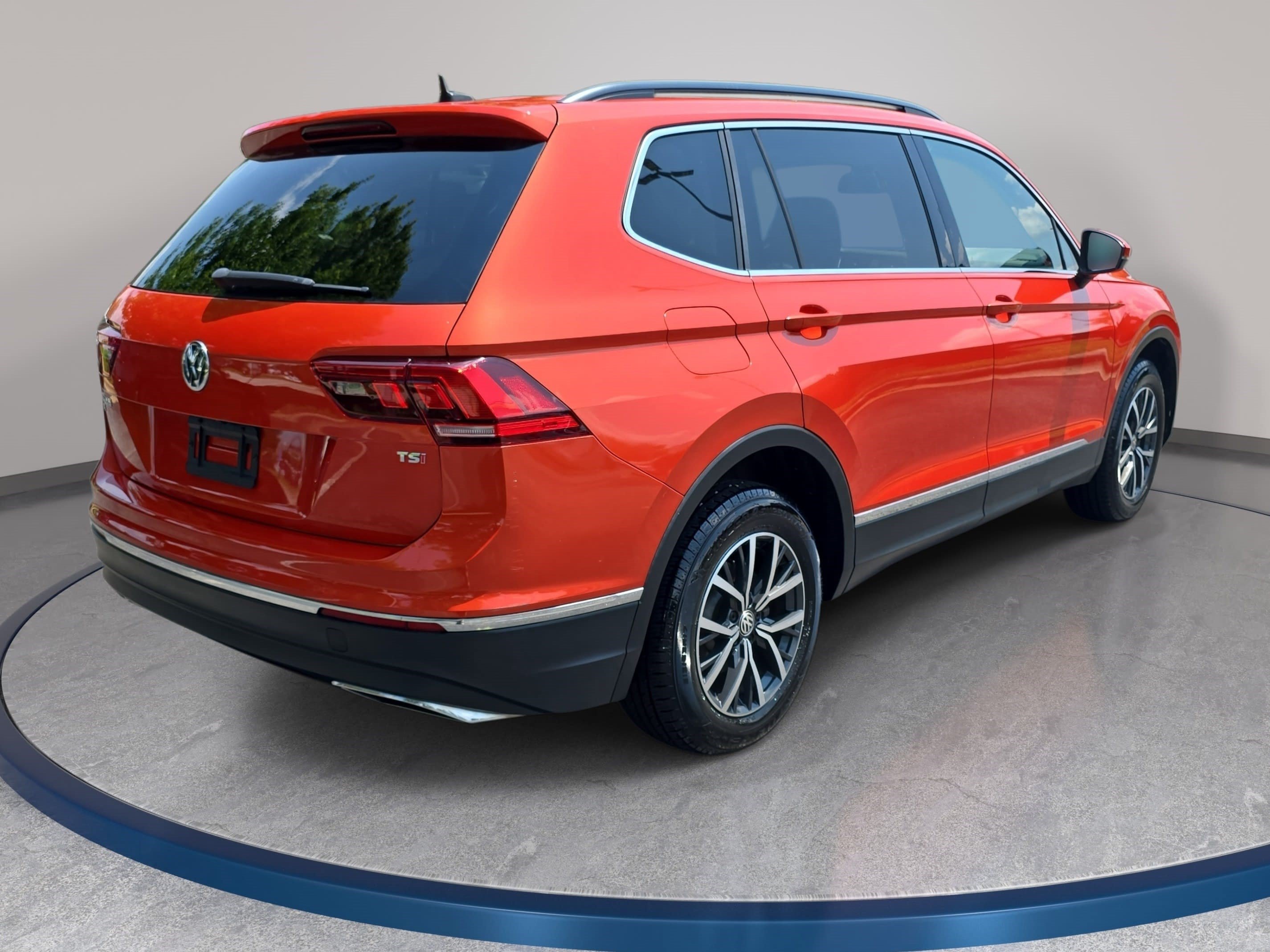 Used 2018 Volkswagen Tiguan SE w/ Panoramic Sunroof Package FWD image 5