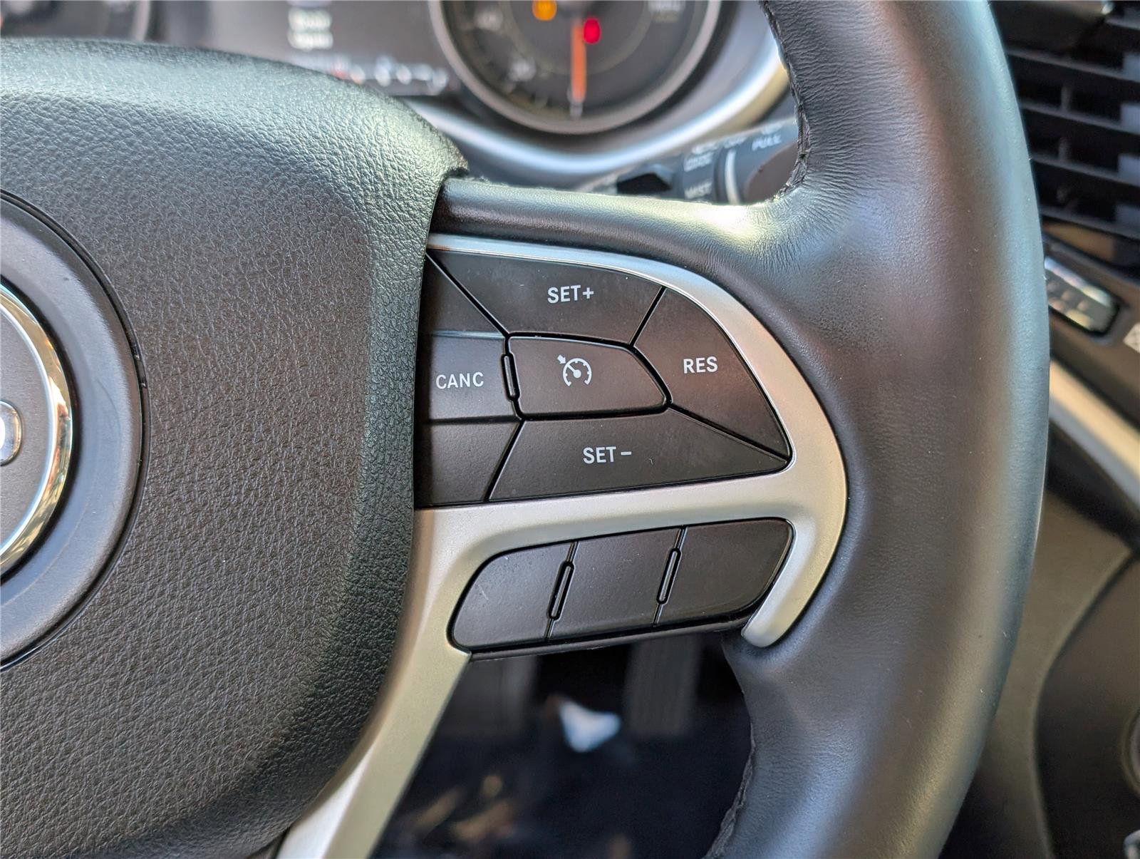 Used 2018 Jeep Cherokee Limited image 23