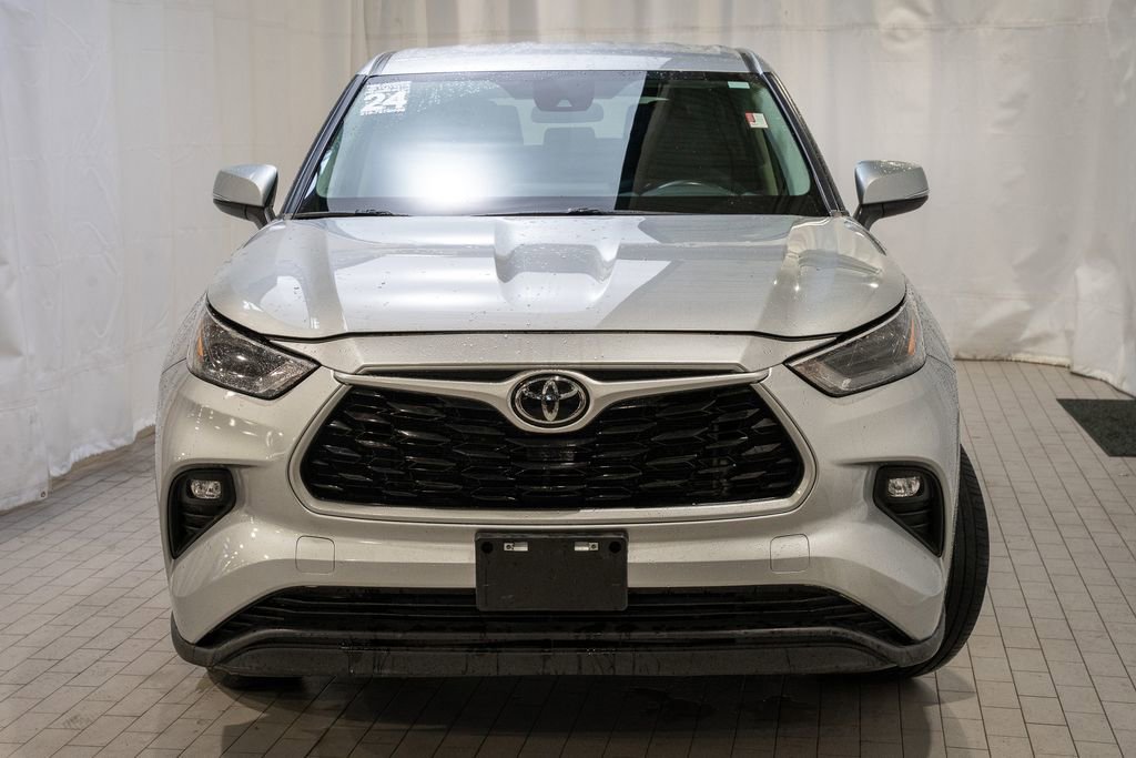 Used 2024 Toyota Highlander LE image 2