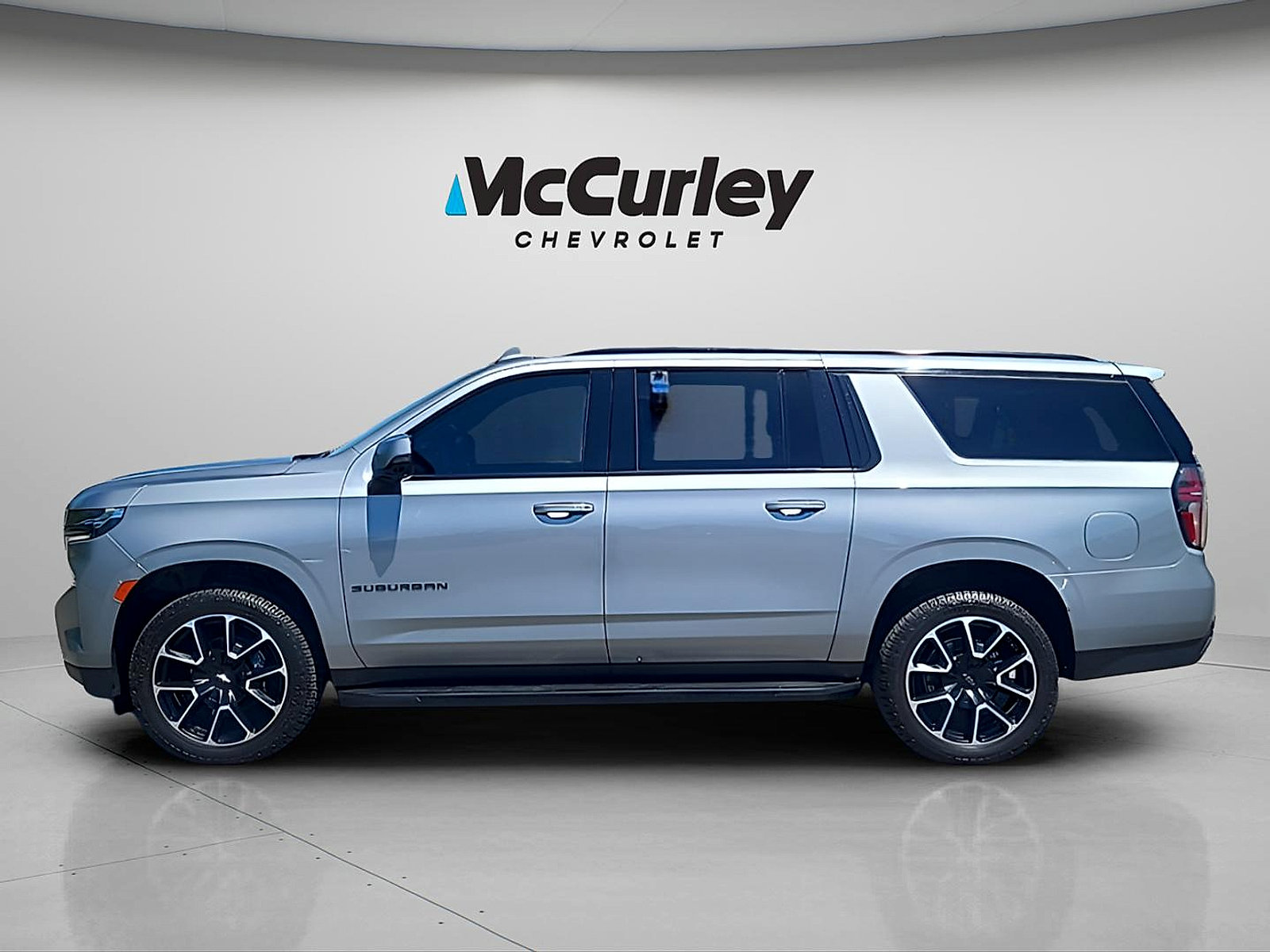 Used 2024 Chevrolet Suburban RST w/ Luxury Package AWD/4WD image 4