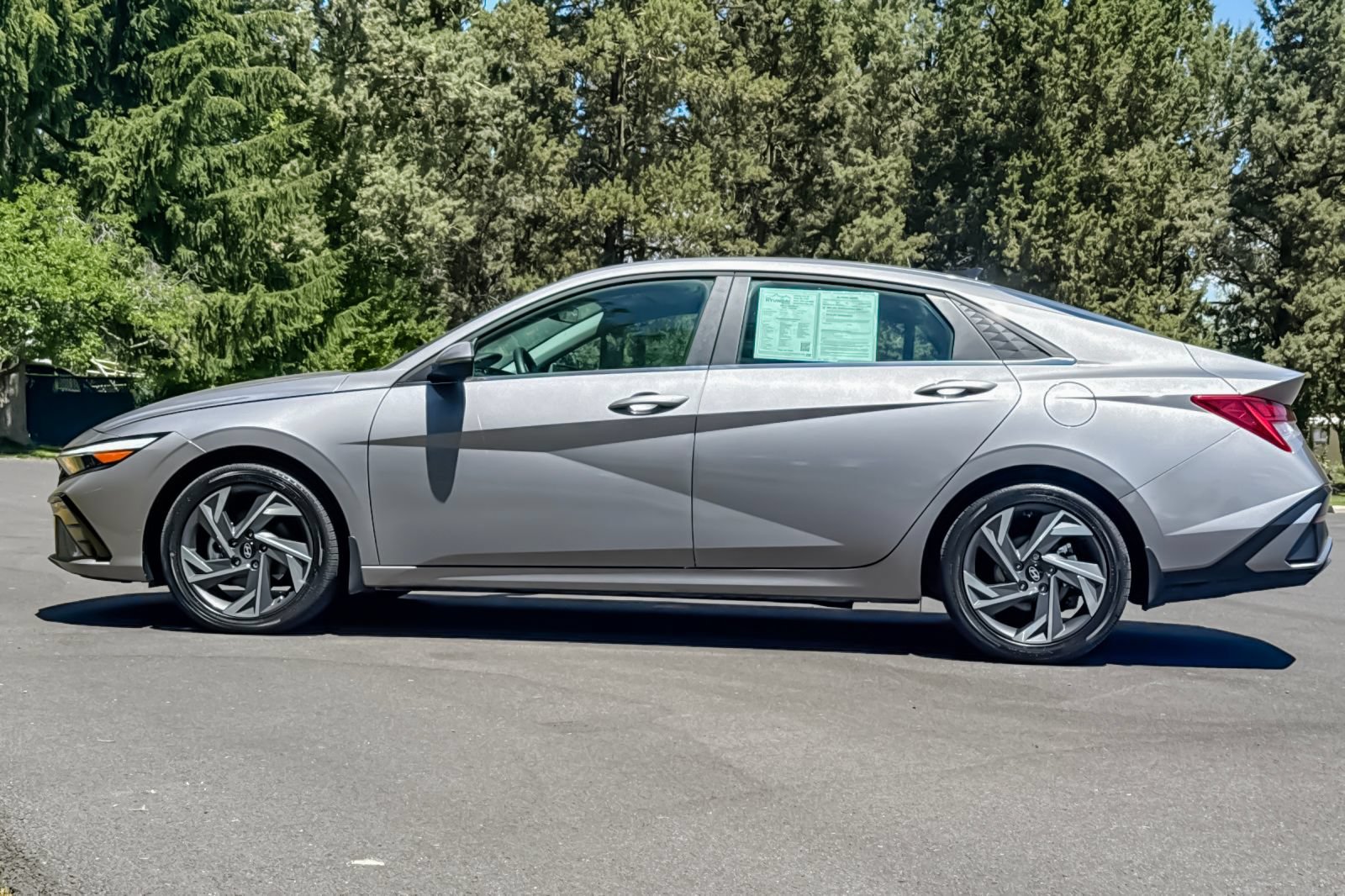 Used 2025 Hyundai Elantra Limited FWD image 8