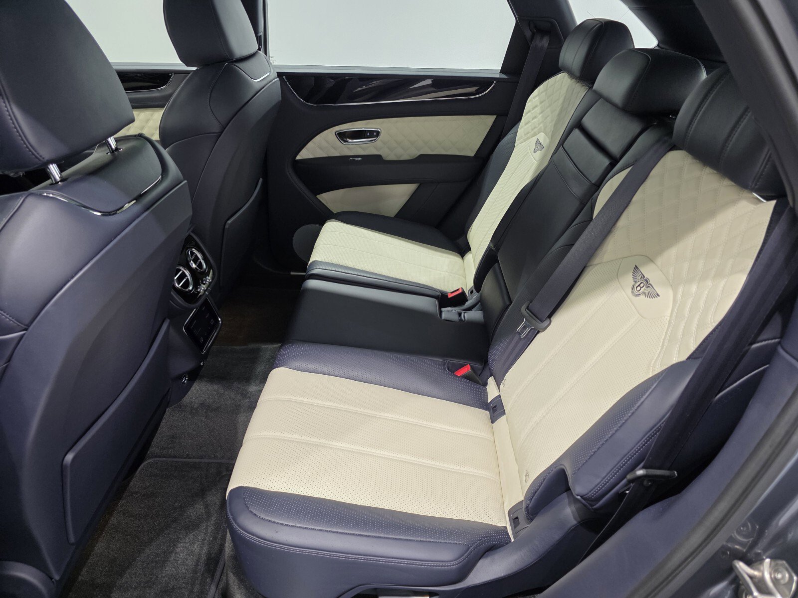 Used 2021 Bentley Bentayga image 11