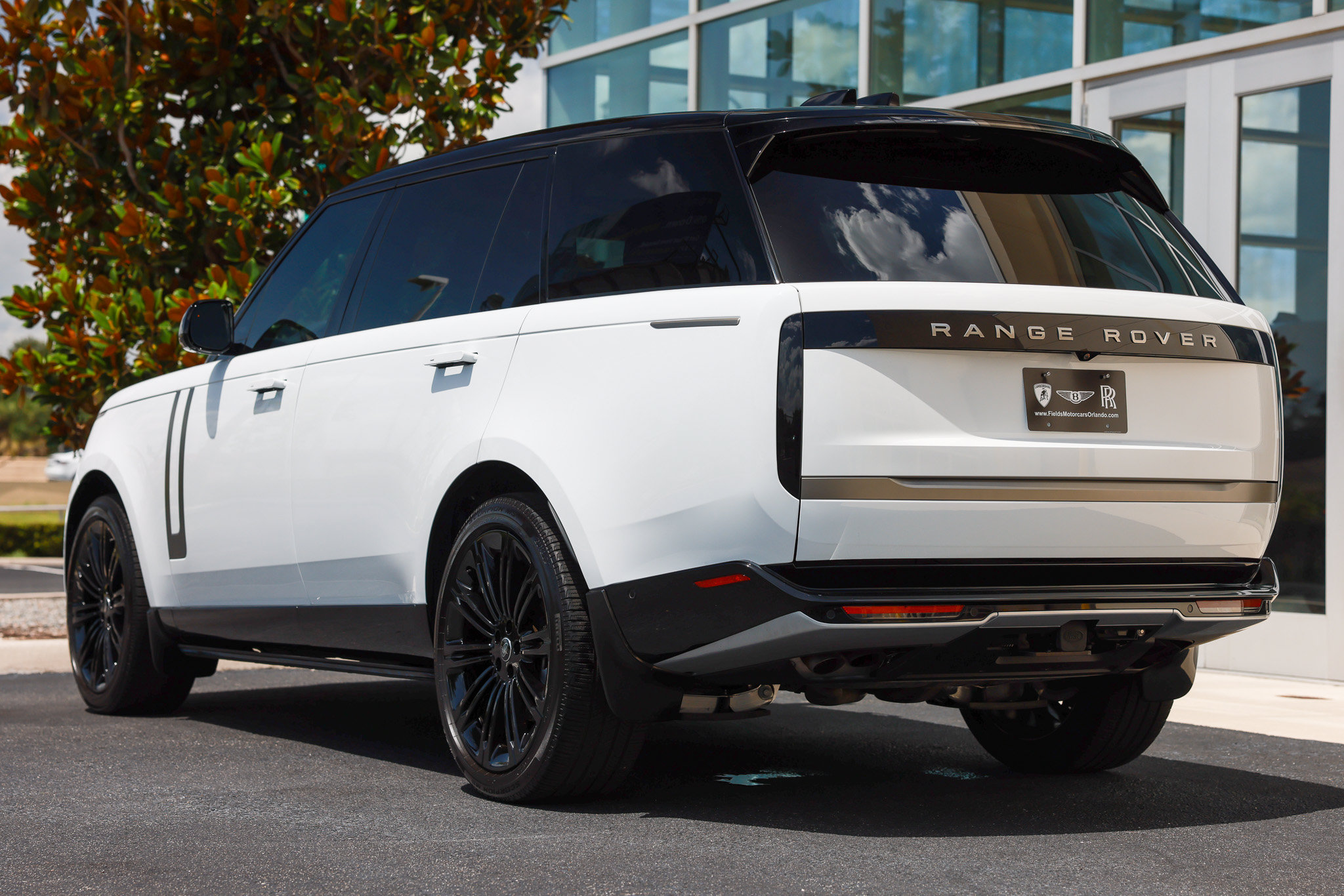 Used 2025 Land Rover Range Rover Long Wheelbase SE AWD/4WD image 8