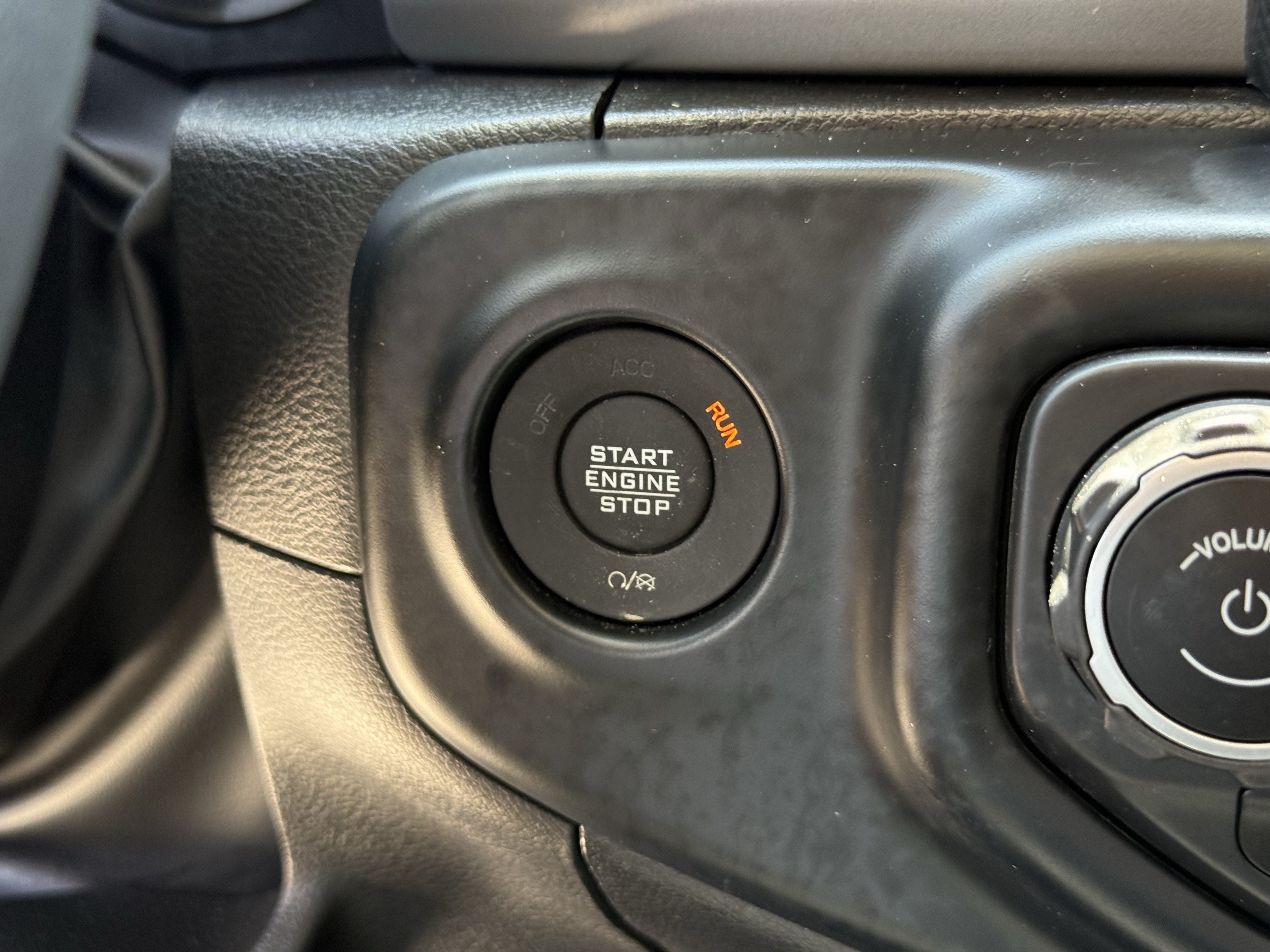 Used 2023 Jeep Gladiator Sport AWD/4WD image 25