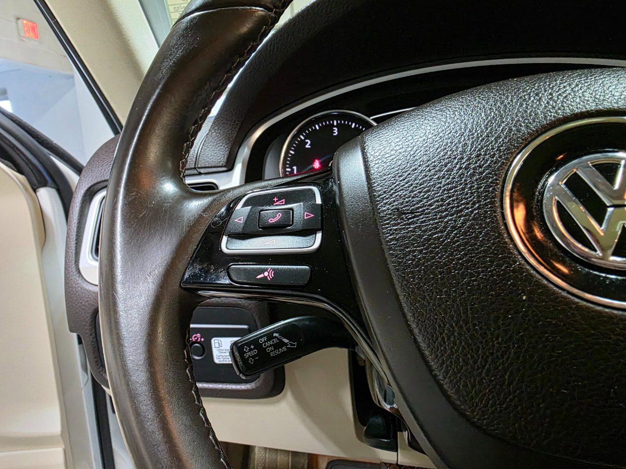 Used 2014 Volkswagen Touareg TDI image 28