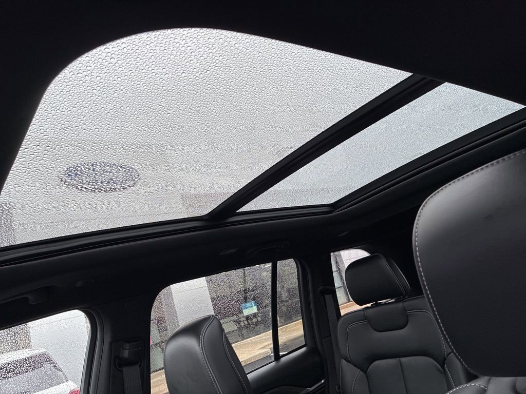 Used 2022 Jeep Grand Cherokee Overland w/ MOPAR Finishing Package image 19