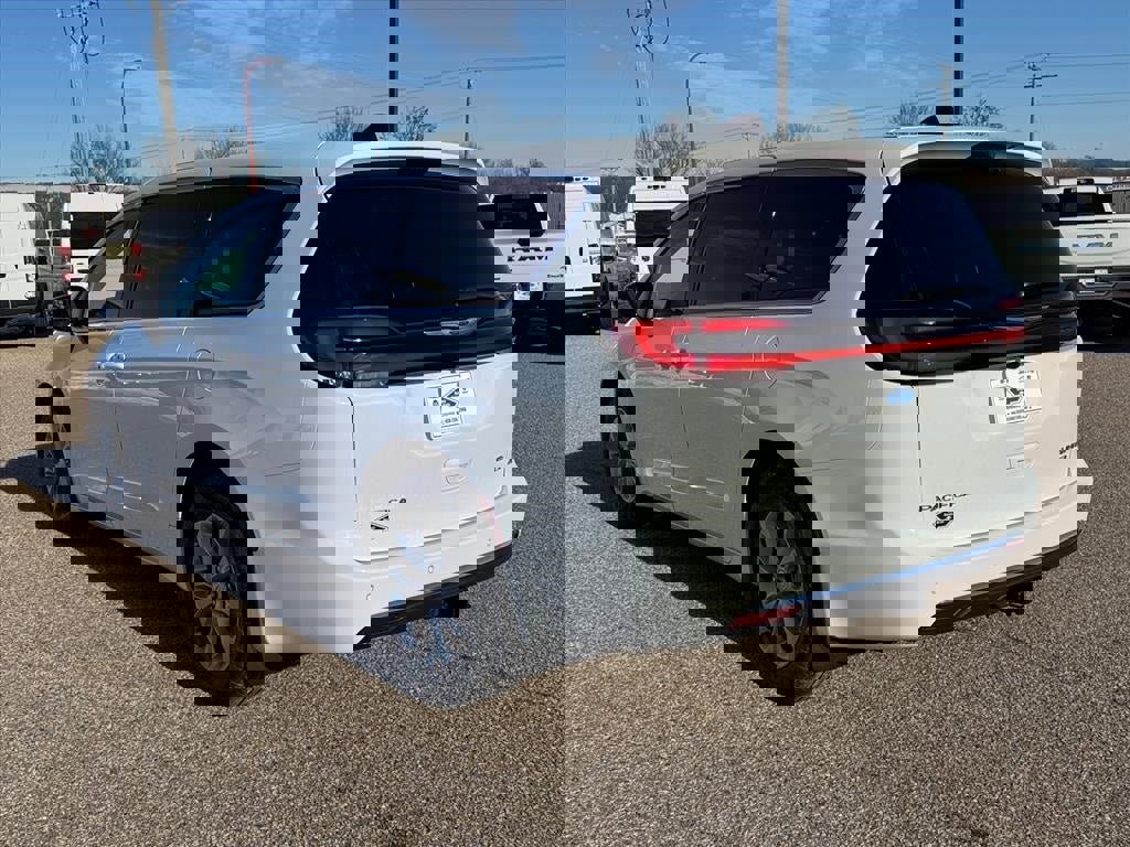 New 2026 Chrysler Pacifica Limited w/ Trailer Tow Group image 6