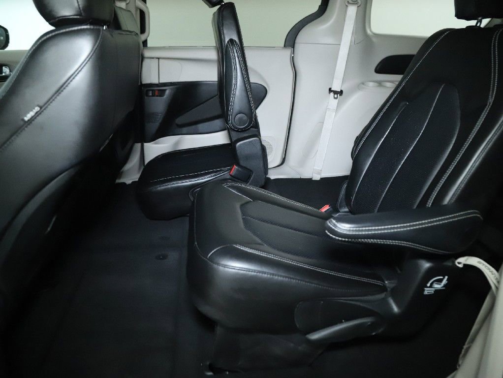Used 2024 Chrysler Pacifica Touring-L FWD image 14
