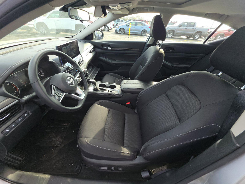 Used 2025 Nissan Altima 2.5 SV w/ SV Premium Package image 5