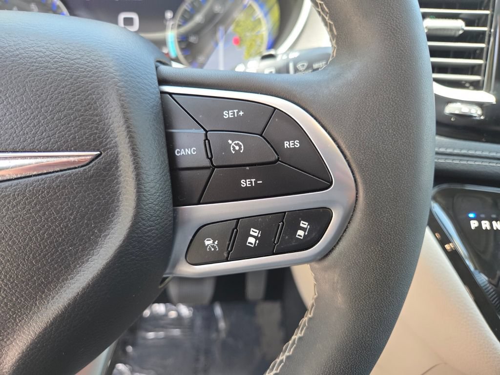Used 2023 Chrysler Pacifica Touring-L AWD/4WD image 36