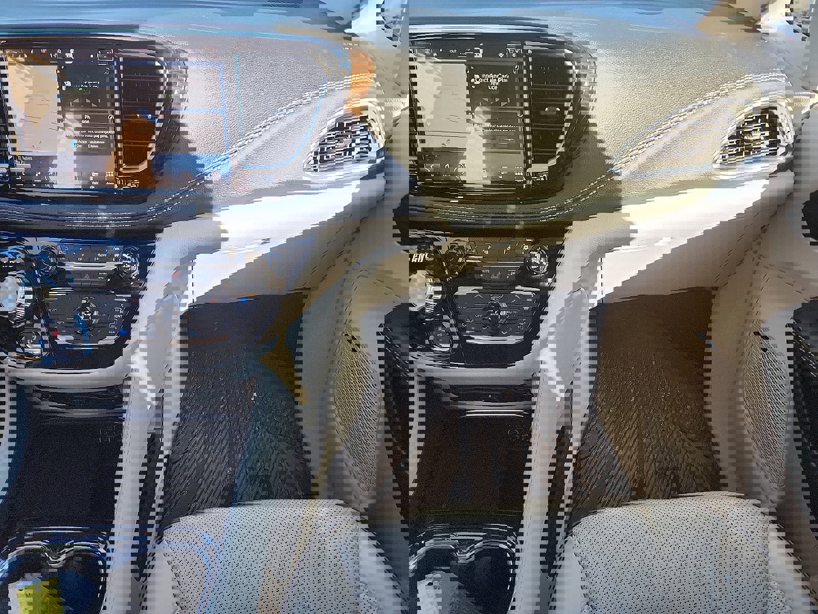 Used 2021 Chrysler Pacifica Limited w/ Uconnect Theater Family Group image 11