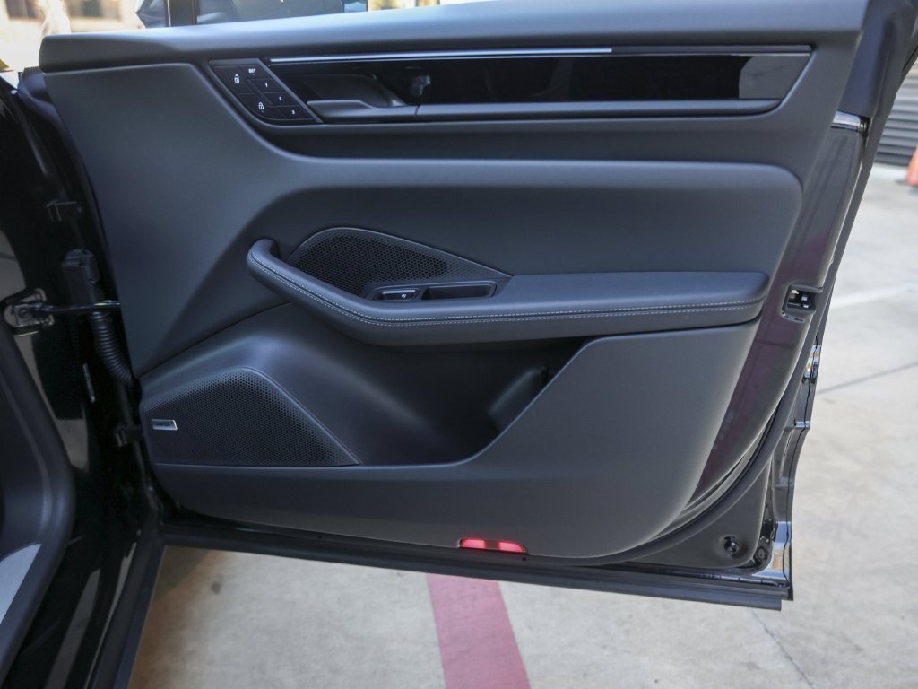 Certified 2026 Porsche Macan Electric RWD image 36