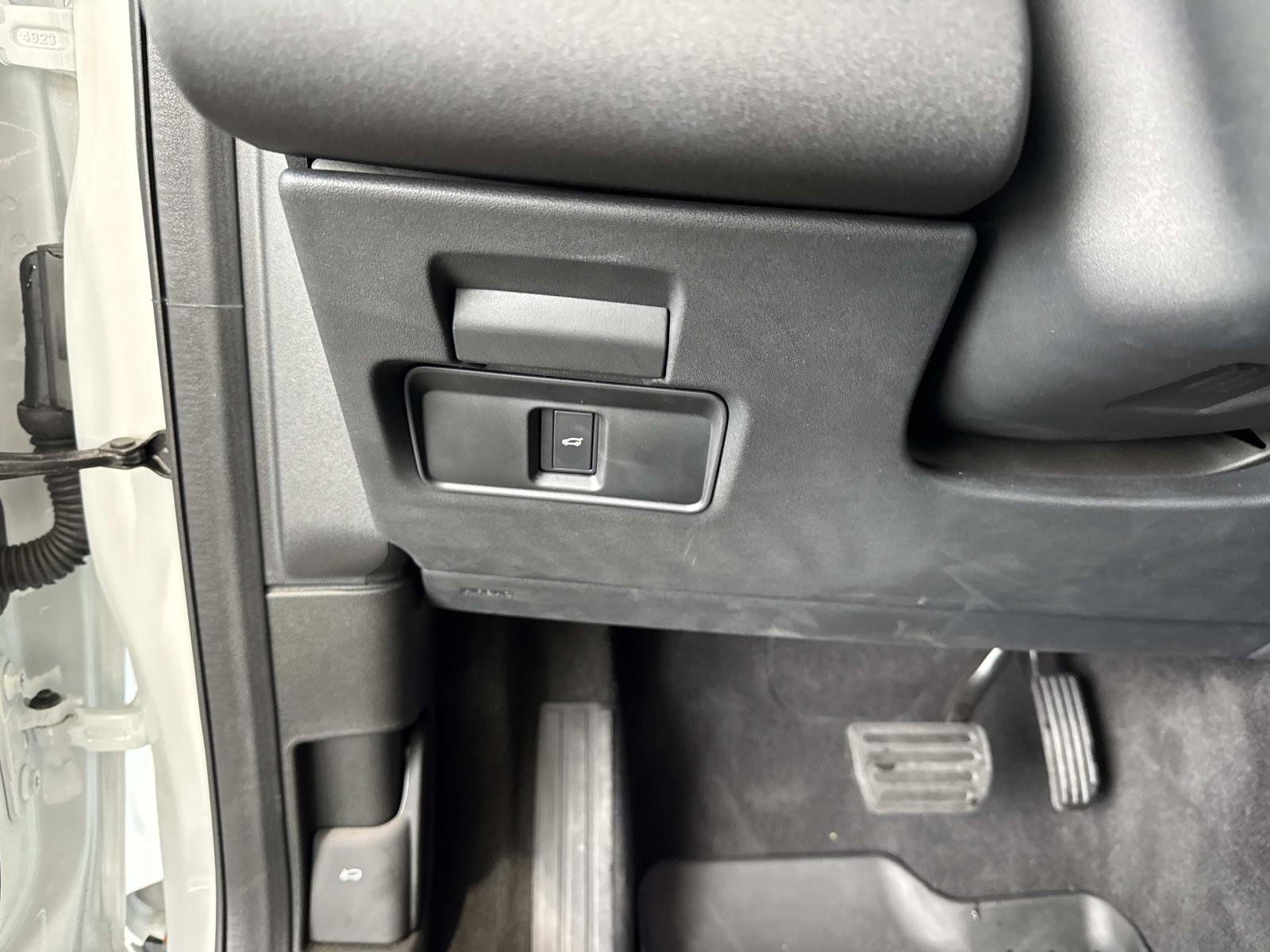 Certified 2025 Land Rover Discovery Sport S image 33