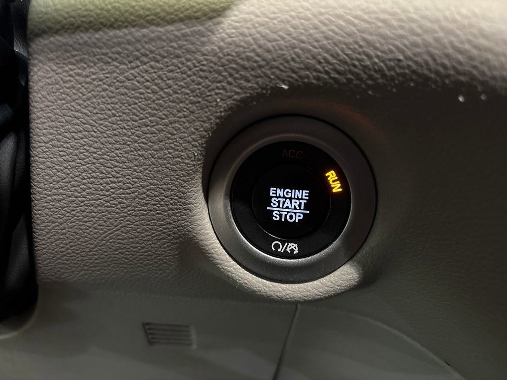 Used 2023 Chrysler Pacifica Touring-L image 18