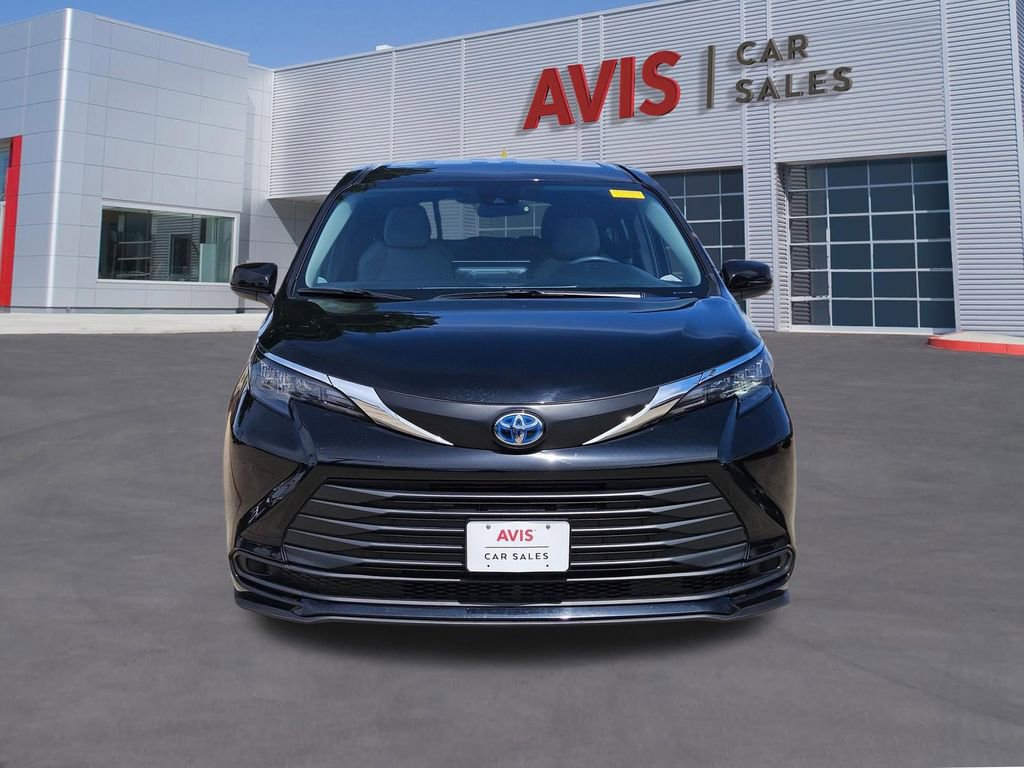 Used 2025 Toyota Sienna LE image 10