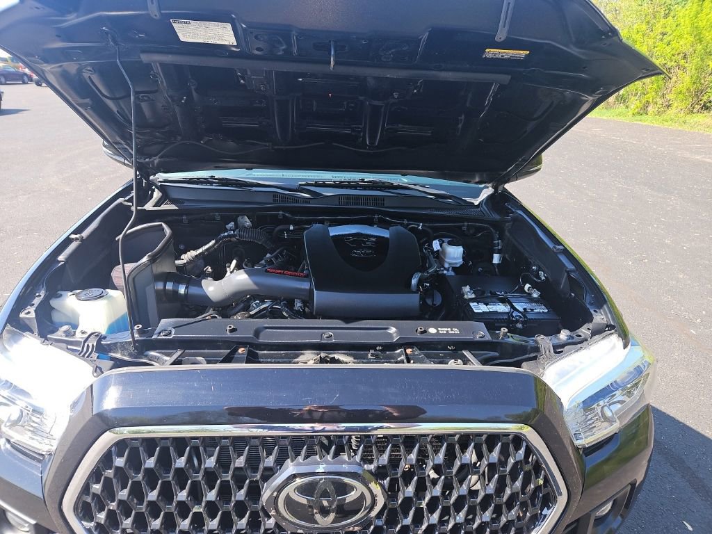 Used 2018 Toyota Tacoma TRD Sport AWD/4WD image 2
