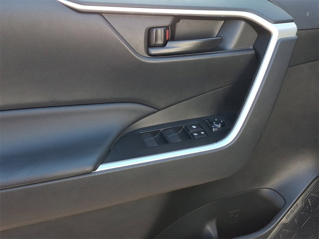 Used 2022 Toyota RAV4 LE image 13