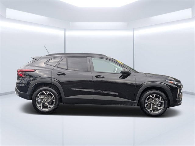 Used 2025 Chevrolet Trax LT w/ LT Convenience Package image 2