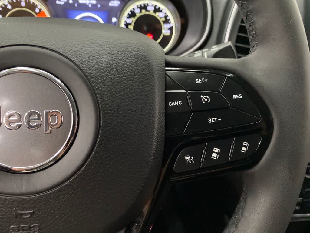 Used 2023 Jeep Cherokee Altitude Lux w/ Mopar Interior Package AWD/4WD image 16