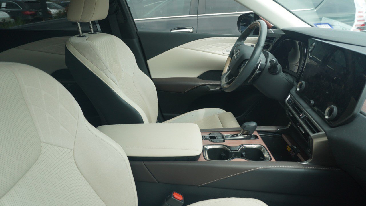 Used 2024 Lexus RX 350 FWD w/ Convenience Package image 9