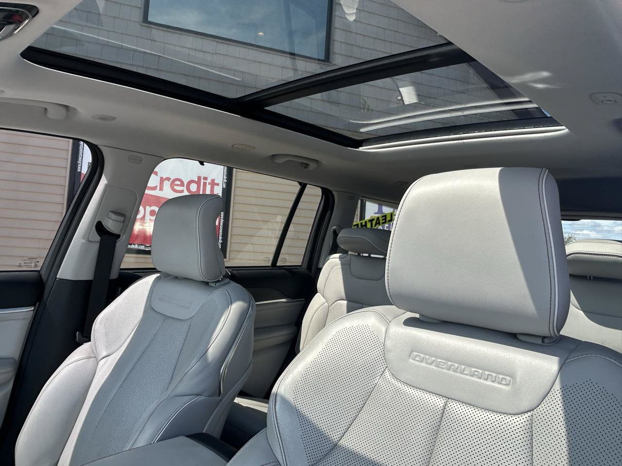 Used 2021 Jeep Grand Cherokee L Overland w/ Luxury Tech Group IV AWD/4WD image 19
