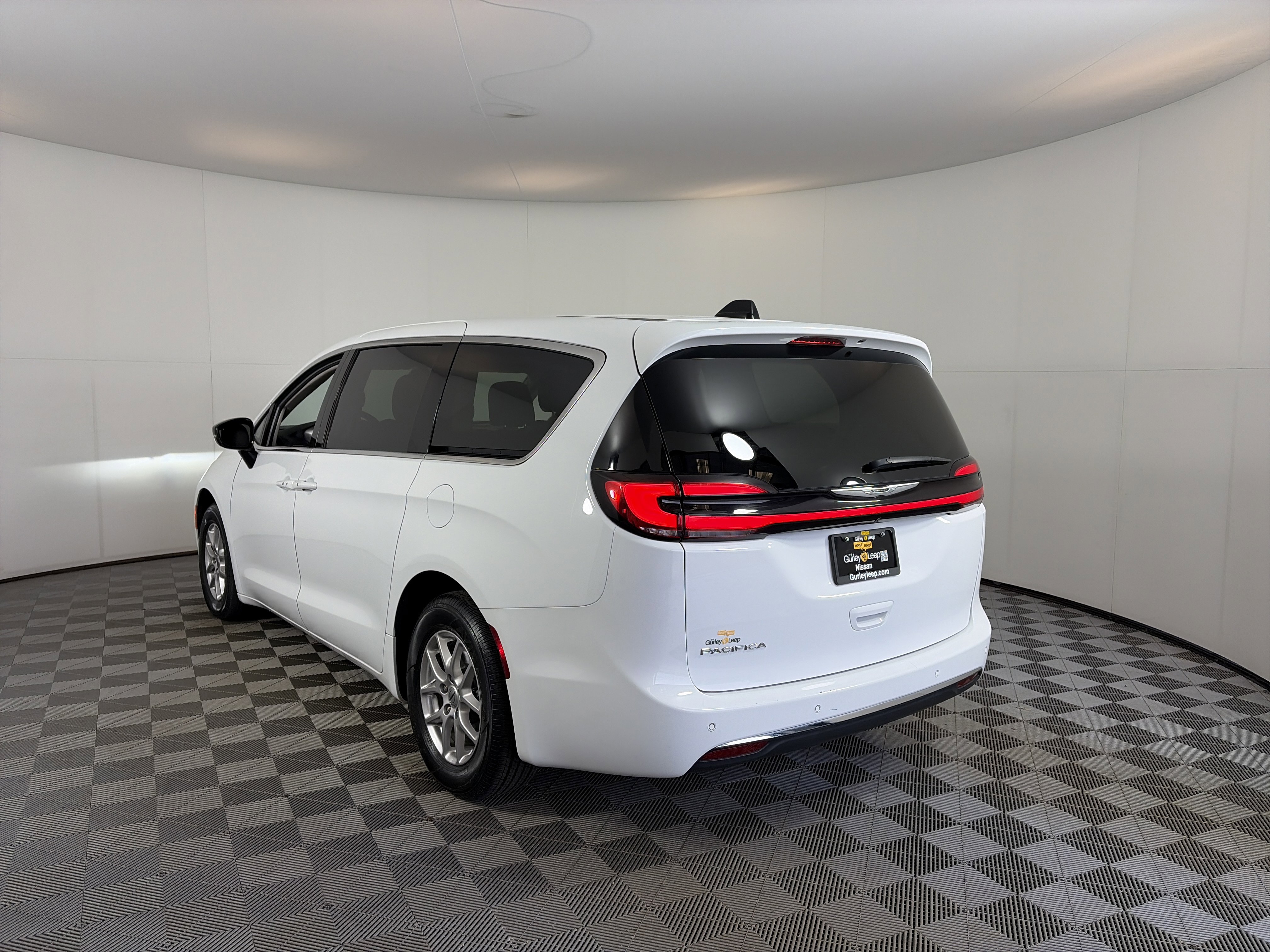 Used 2024 Chrysler Pacifica Touring-L image 9