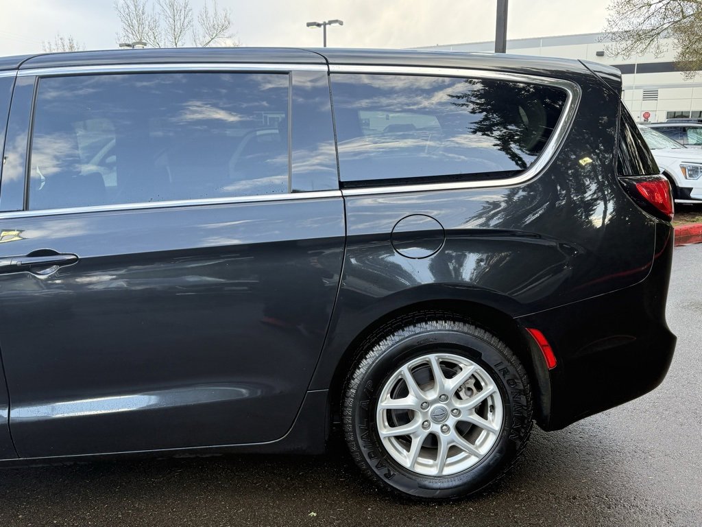 Used 2023 Chrysler Pacifica Touring-L image 7