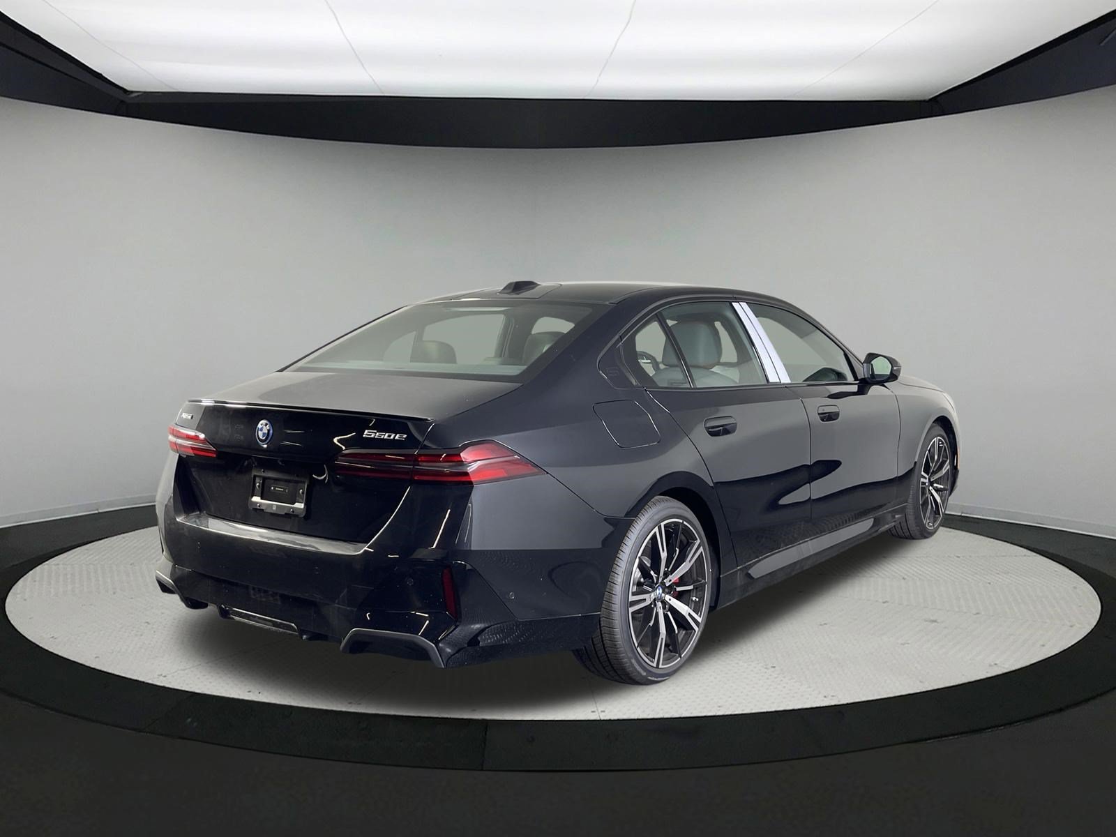 Used 2026 BMW 550e xDrive AWD/4WD image 4
