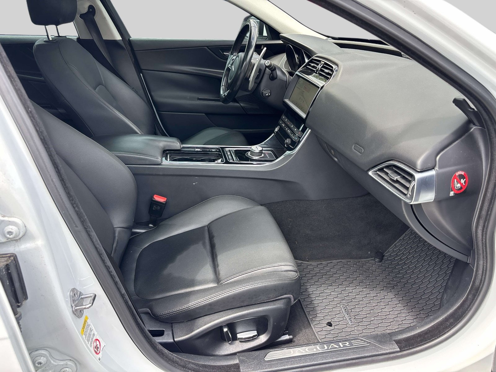 Used 2019 Jaguar XE RWD image 17